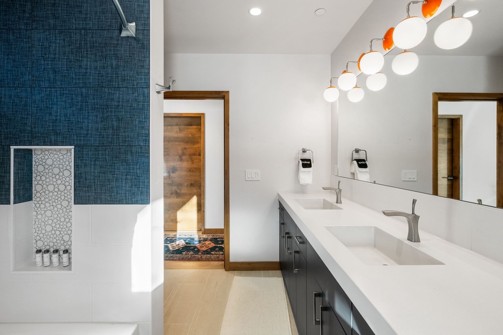 Downstairs Hallway Full Bathroom - Tub/Shower Combo