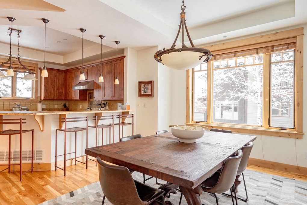 Dining Area and Kitchen Bar with Seating