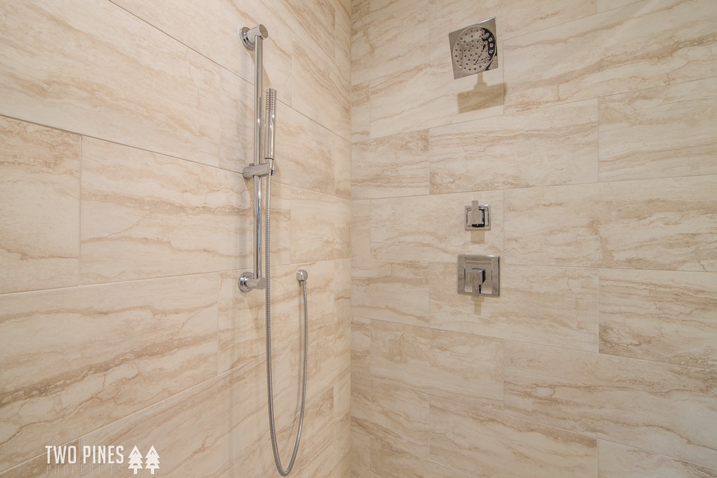 Walk-in shower in Primary en Suite