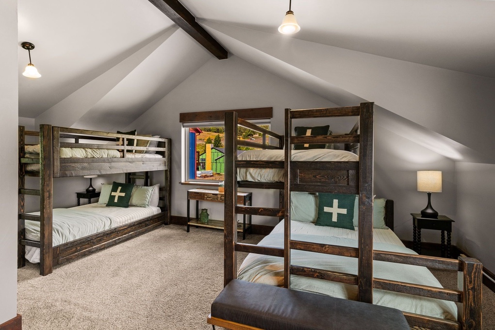 Upstairs Bunkroom w. En-Suite Full Bath