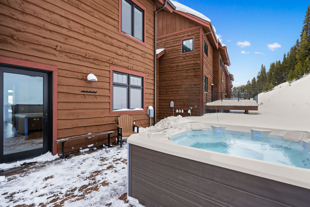 Private Hot Tub with Privacy Wall