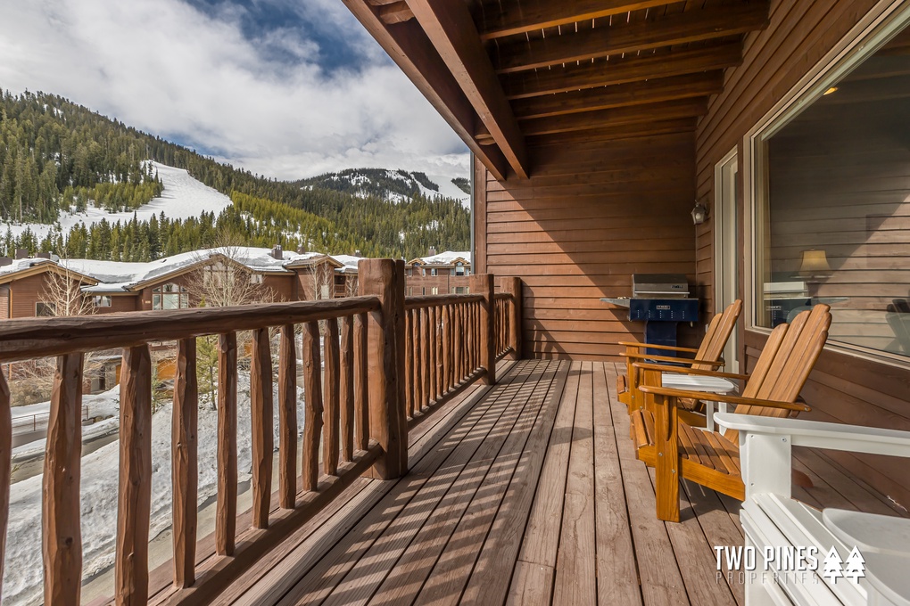 Balcony w/ Grill