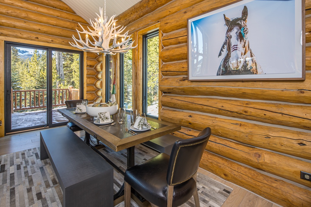 Dining Area with Seating for 10 to 12 Guests