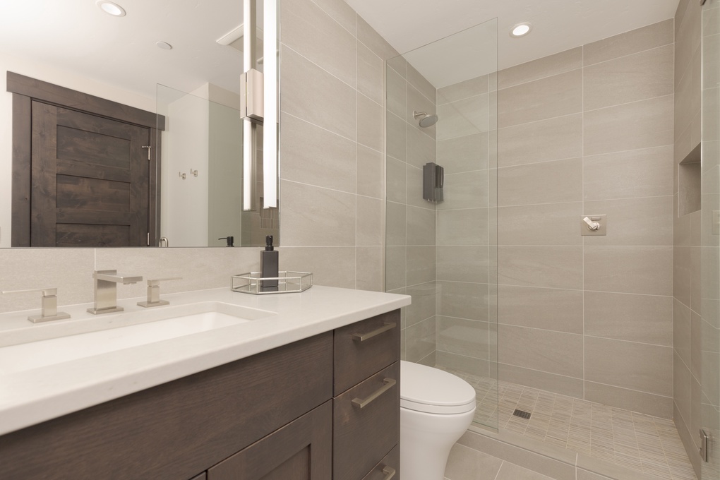 Upstairs Guest Bedroom 1 En-Suite w. Walk-in Shower