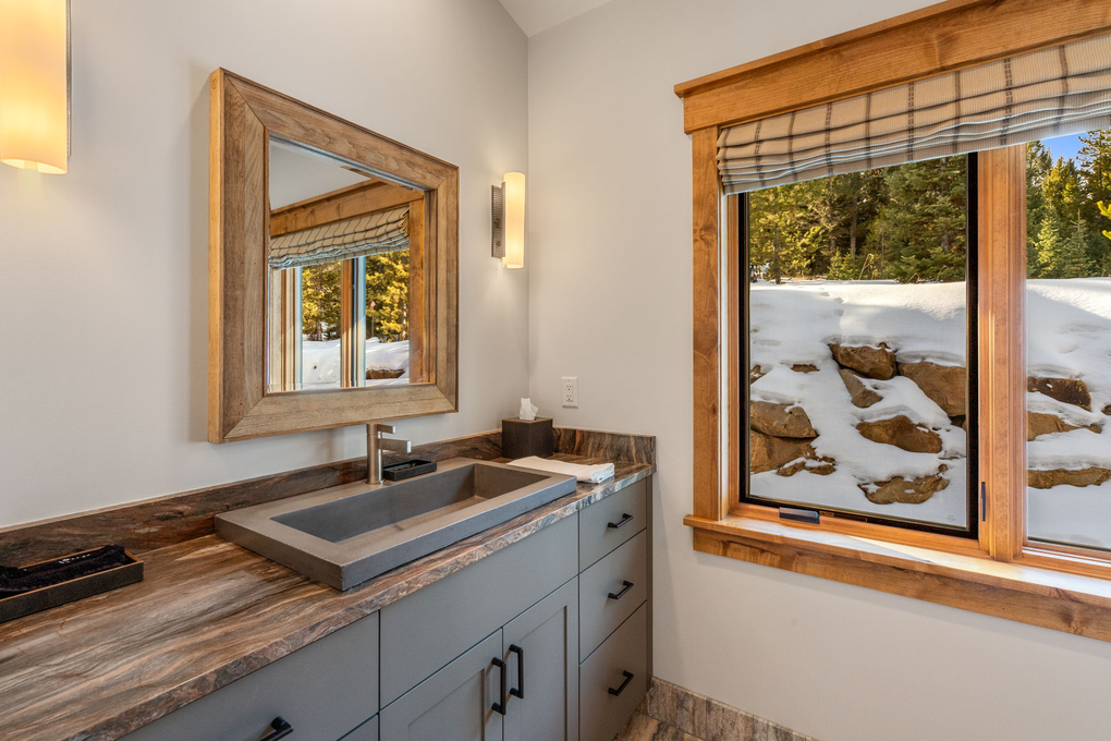 Guest Room 1 En-Suite Full Bath (main floor)