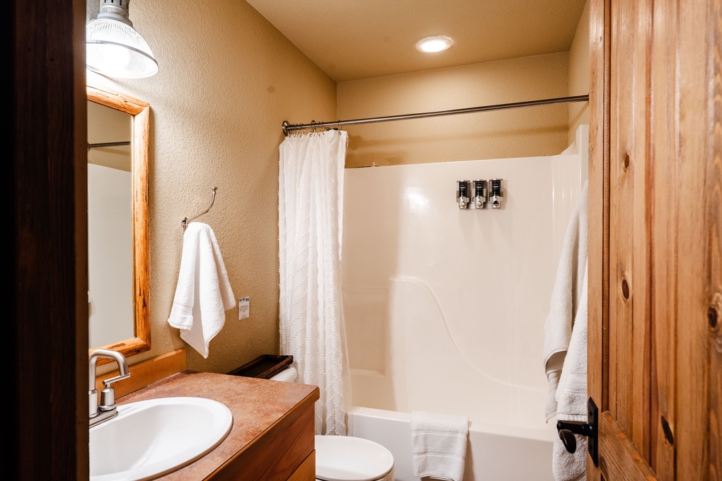 En Suite Full Bathroom