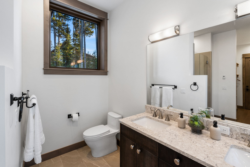 Downstairs Left Guest Room En-Suite Full Bathroom