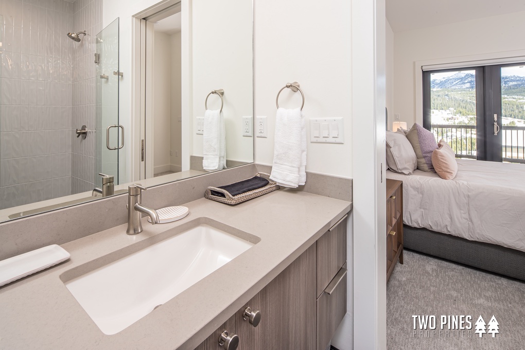 3rd Primary en Suite with Walk-in Shower