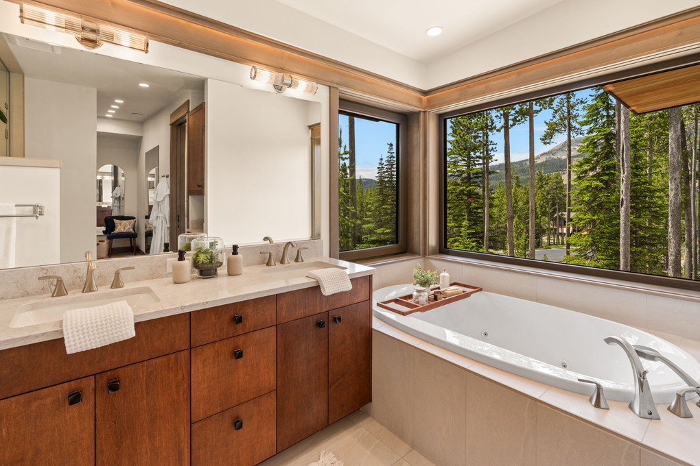 Upstairs Primary Suite's En-Suite Full Bathroom