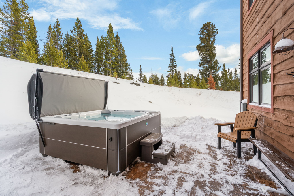 Private Hot Tub with Privacy Wall