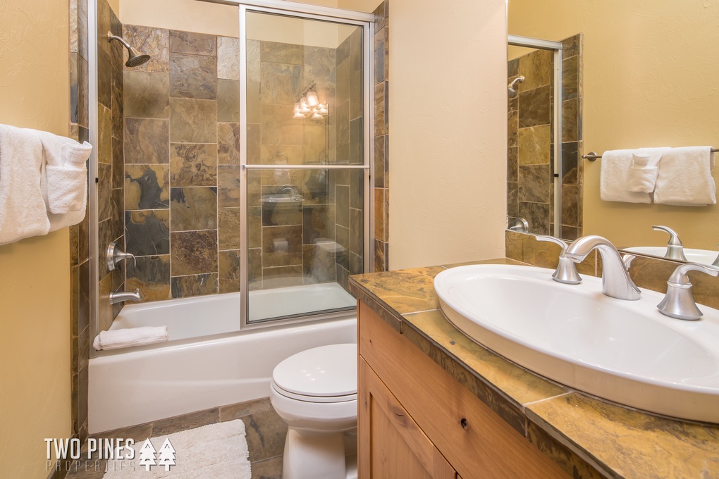 Bunk Room en Suite with Single Vanity and Tub/Shower Duo
