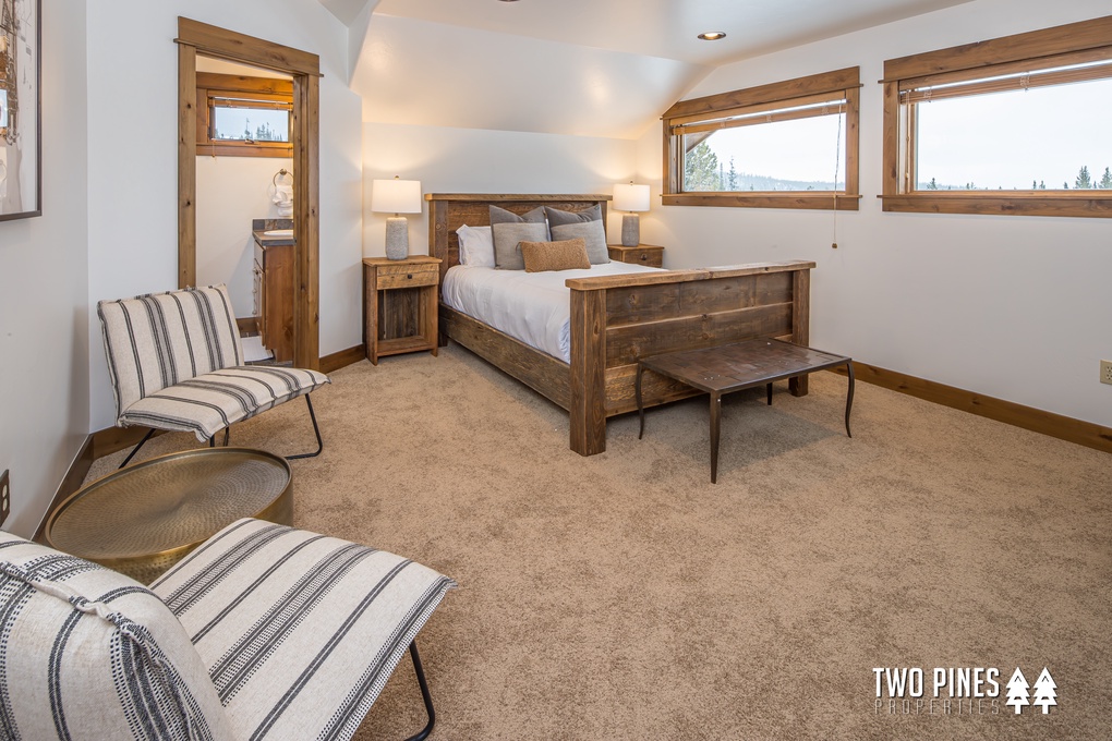 Guest Room Above Garage- Queen Bed, TV, En Suite