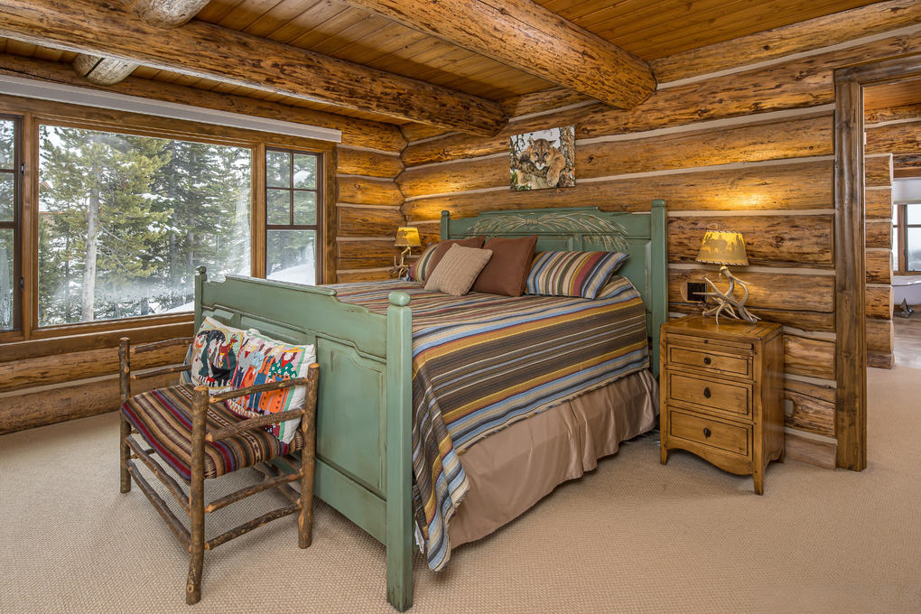 Primary Suite w. King Bed (main floor)