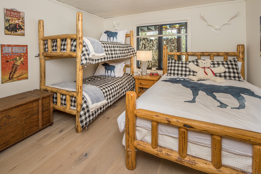 Bunkroom with Twin/Twin Bunkbed & Queen Bed