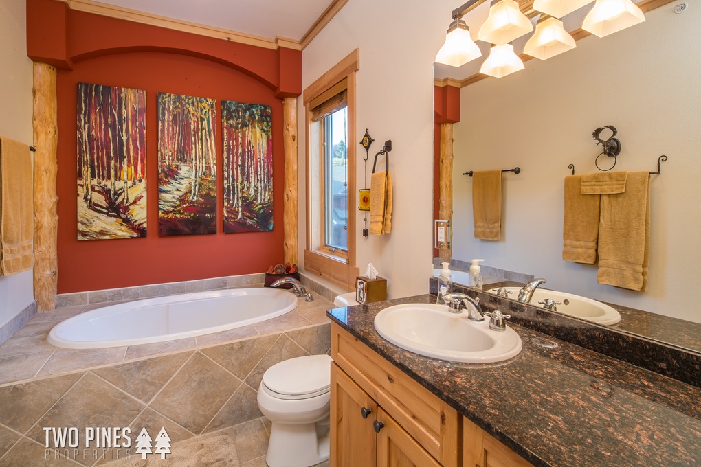 Primary Bathroom en Suite with Soaking Tub and Walk-In Shower