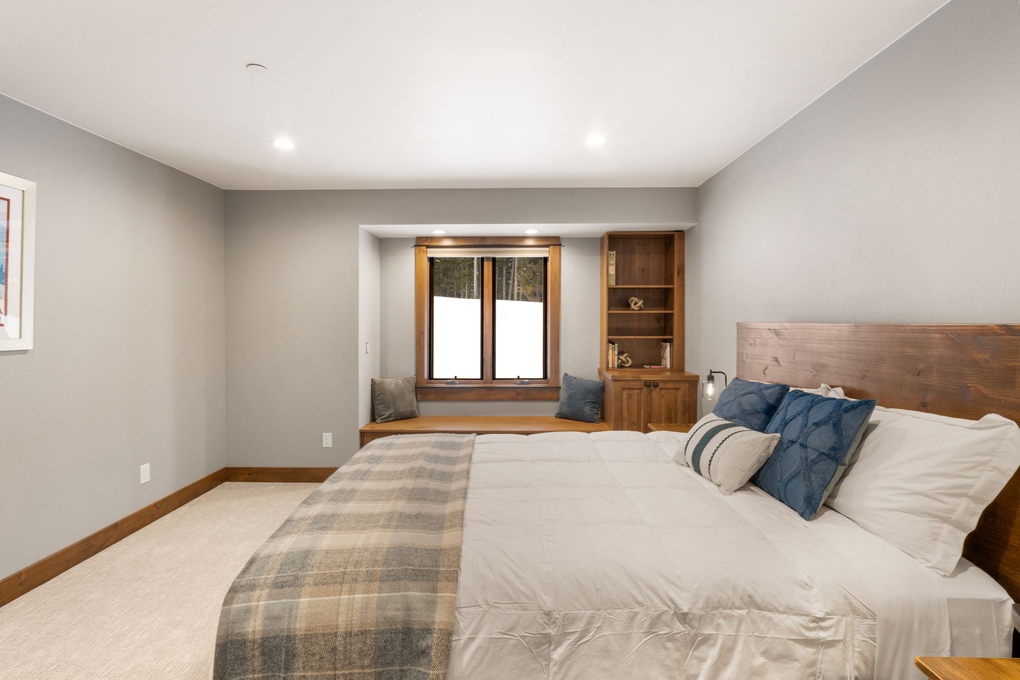 Guest Bedroom 3 with Queen Bed (third floor)