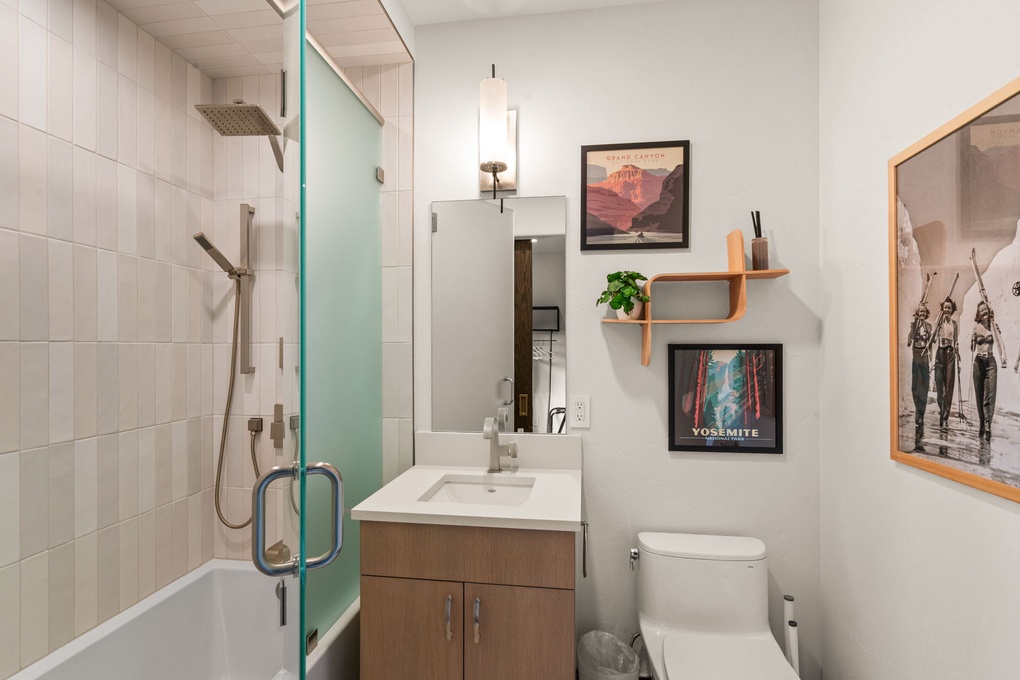 Bunkroom En-Suite Full Bath