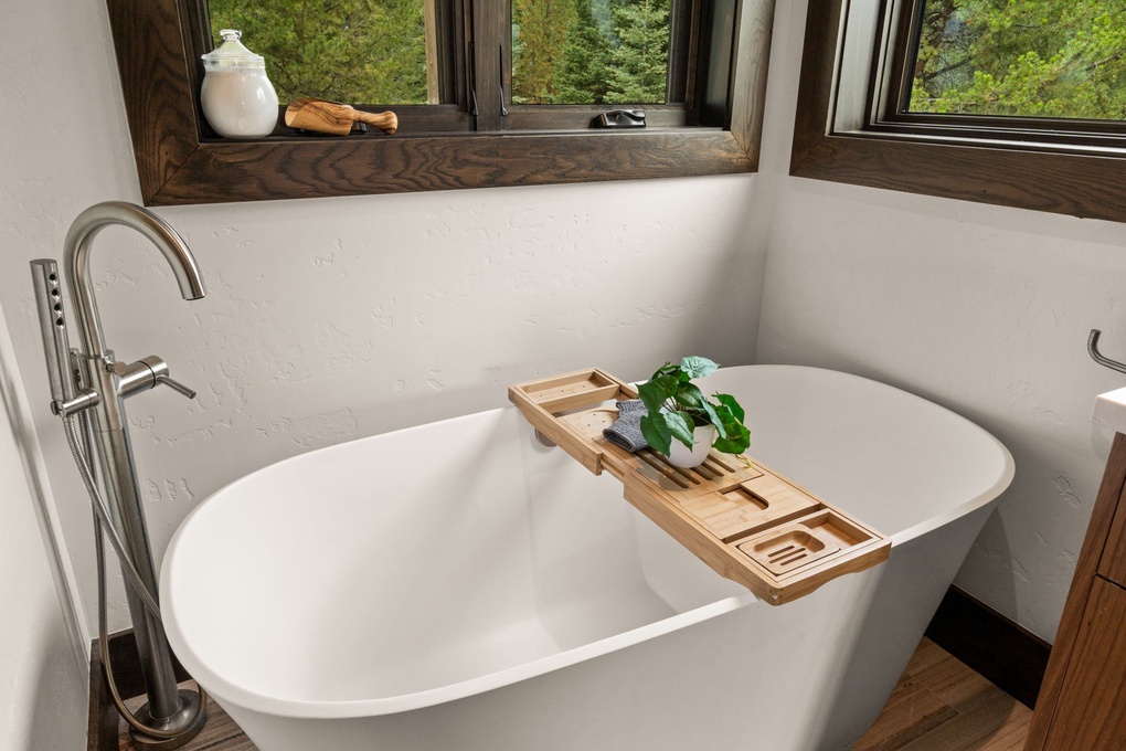 Primary Bedroom En-Suite Soaking Tub