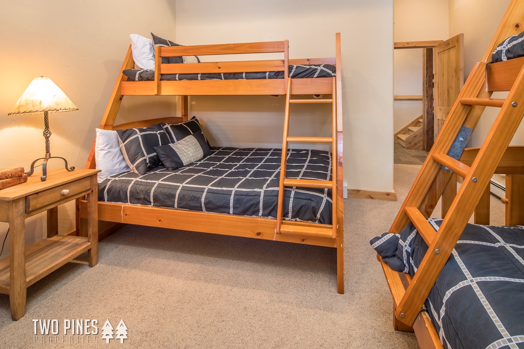 Bunk Room with 2 Twin/Queen Bunk Bed