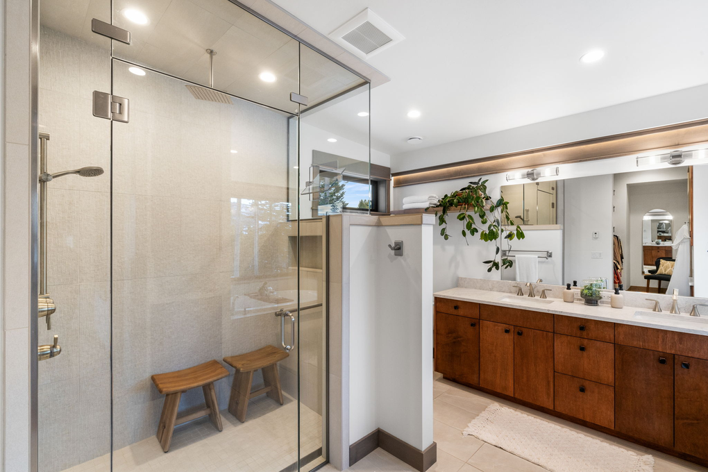 Upstairs Primary Suite's En-Suite Full Bathroom