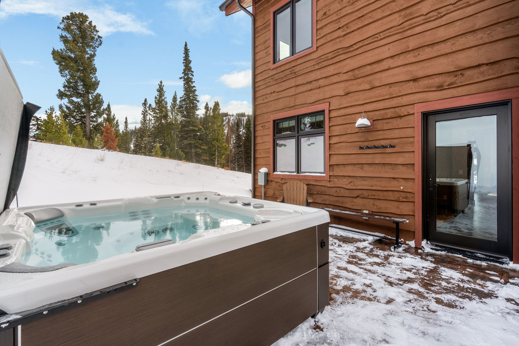 Private Hot Tub with Privacy Wall