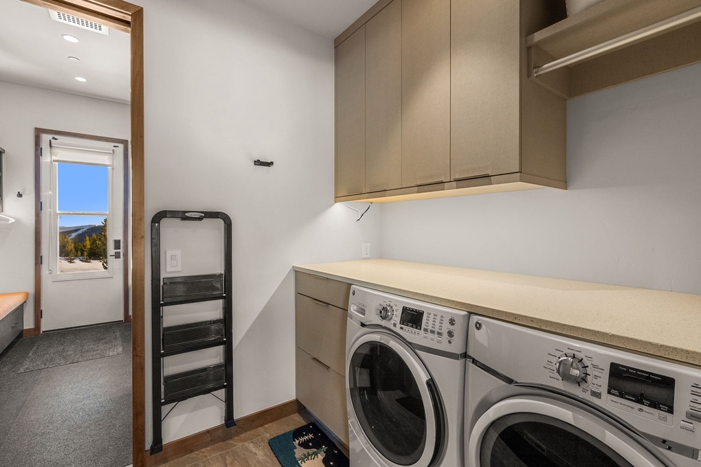 Garage Entryway- Laundry Room