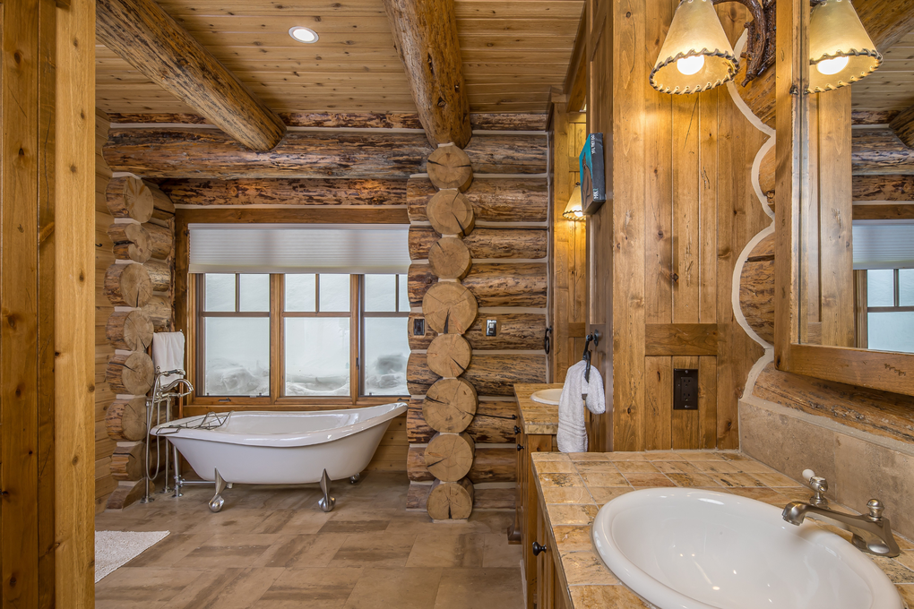Primary Suite En-Suite (main floor)