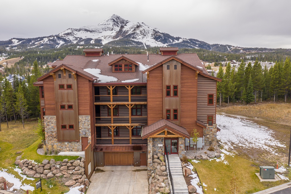 Only 1 Minute Drive to Big Sky Resort!