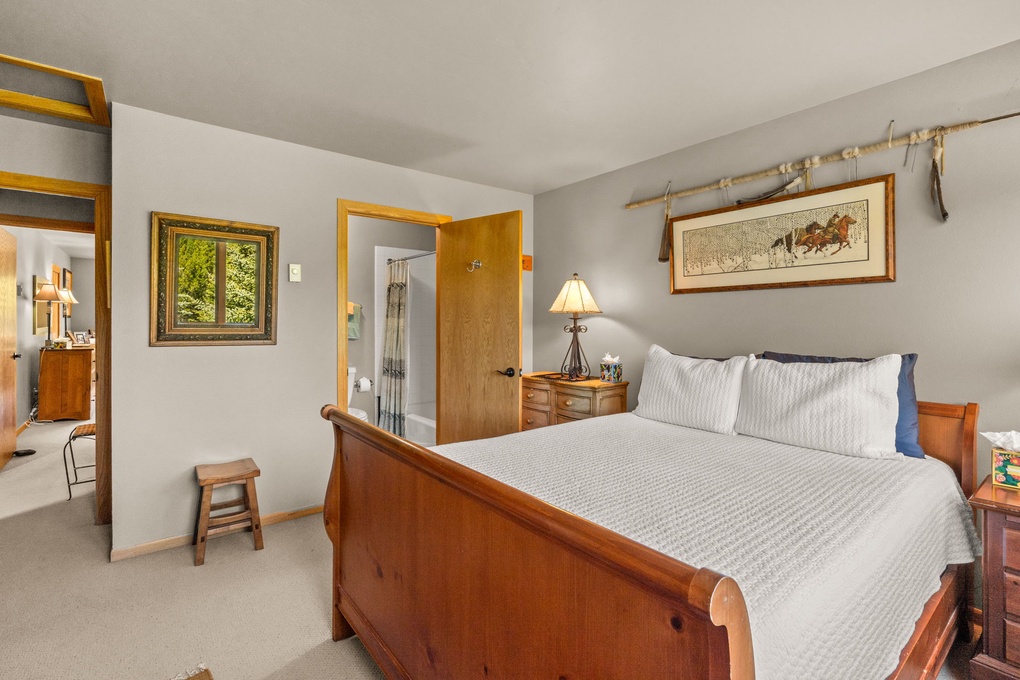 Guest Bedroom 1 w. En-Suite Full Bath (second floor)