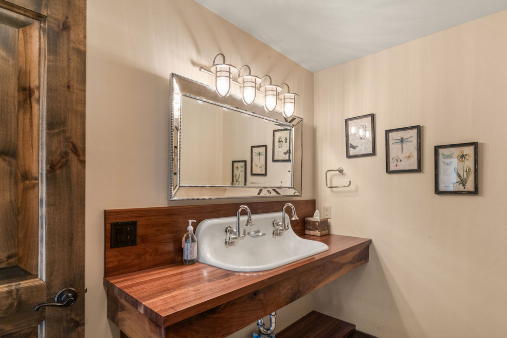 Upstairs Shared Full Bath w. Walk-in Shower