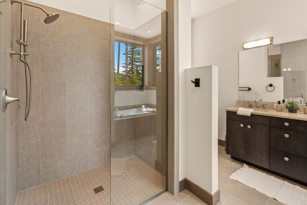 Downstairs Left Guest Room En-Suite Full Bathroom