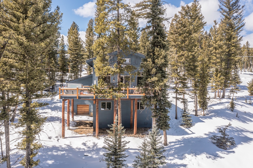 Spacious Deck Perfect for Hot Tub Soaks & Grilling Outside