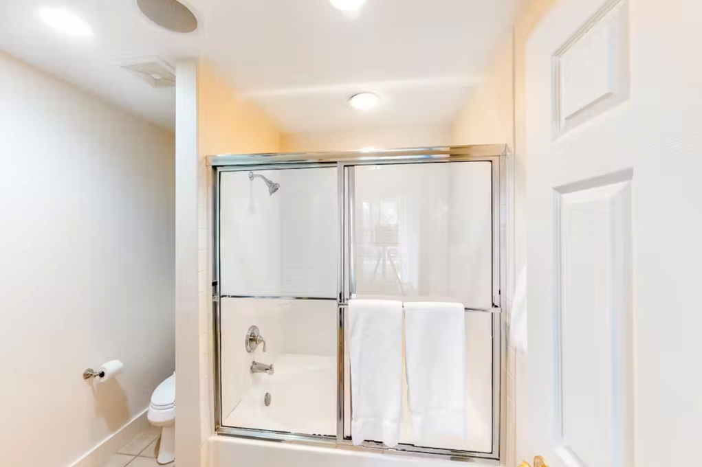 En suite bathroom with shower/ tub combo
