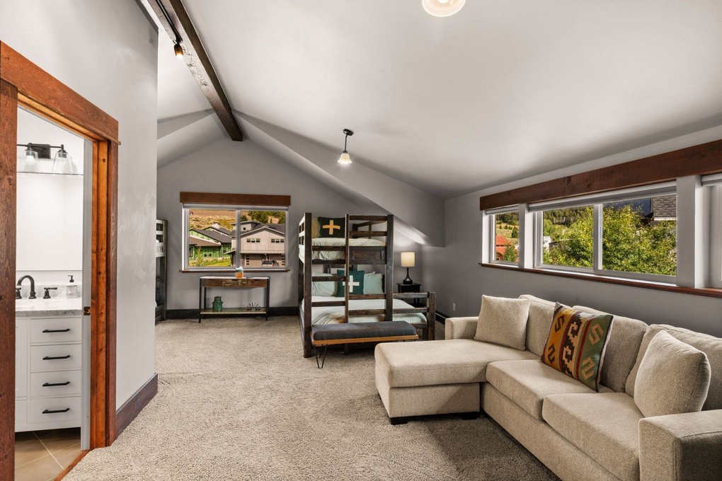 Upstairs Bunkroom w. En-Suite Full Bath