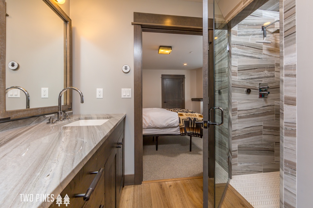 Master Bathroom En Suite with Double Vanity