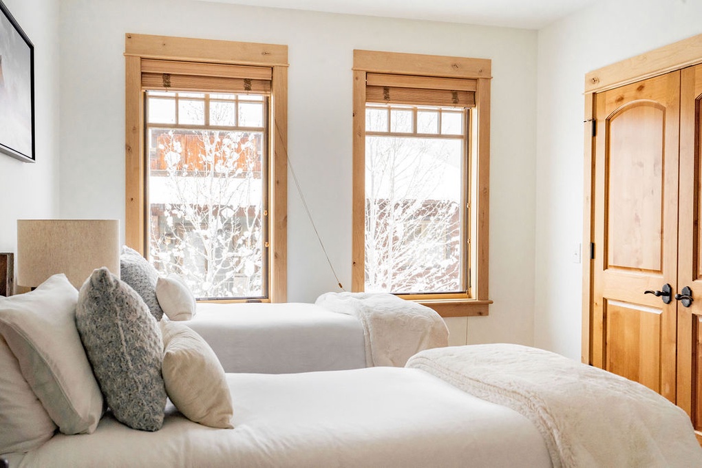 Guest Bedroom - 2 Twin Beds
