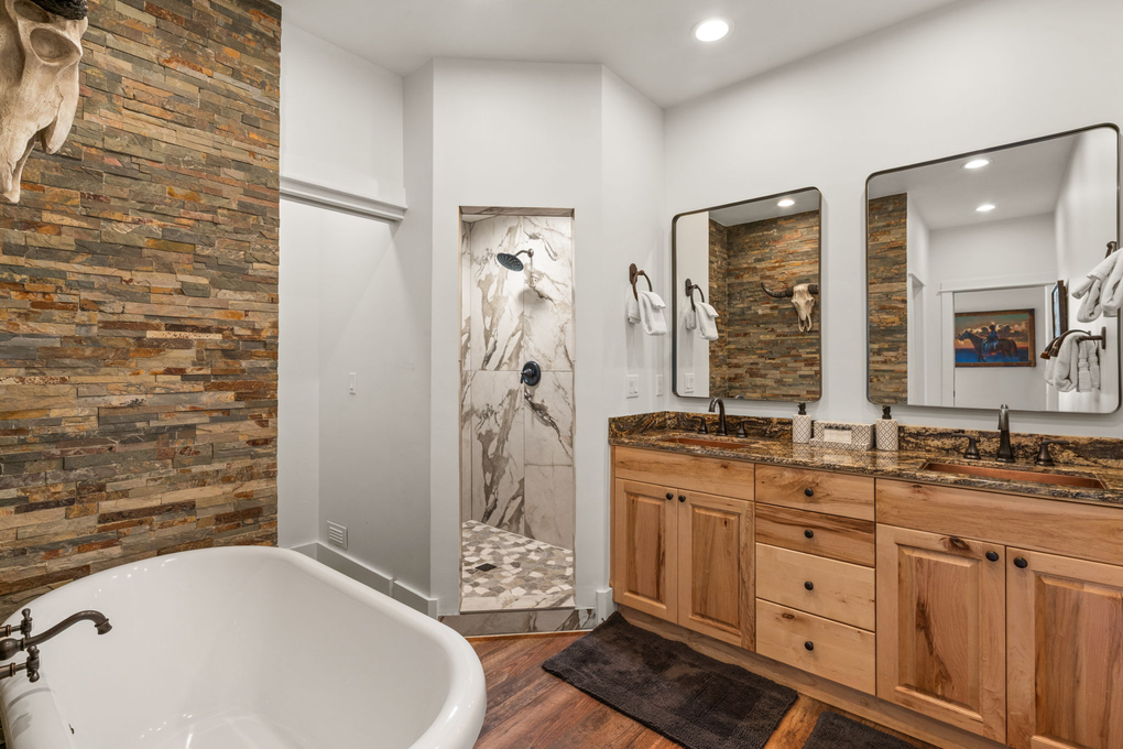Primary Bedrooms En-Suite Full Bath w. Walk-in Shower and Tub