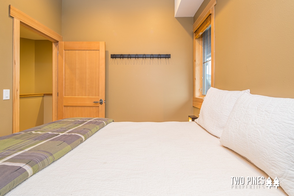 Guest bedroom with Queen bed