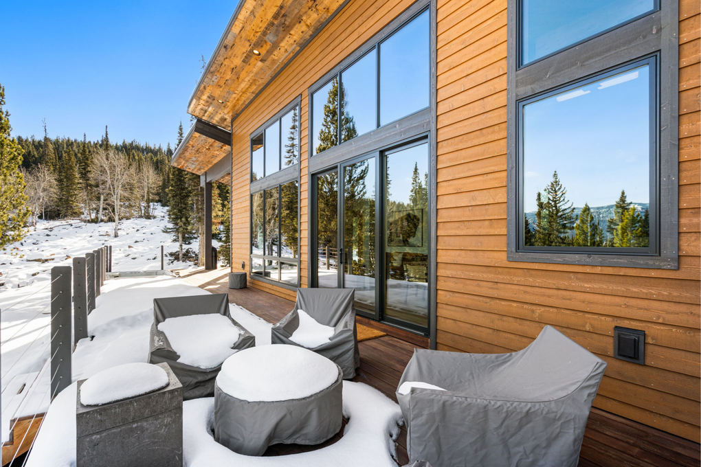 Private Outdoor Entertainment Space (main floor from living room/dining room)