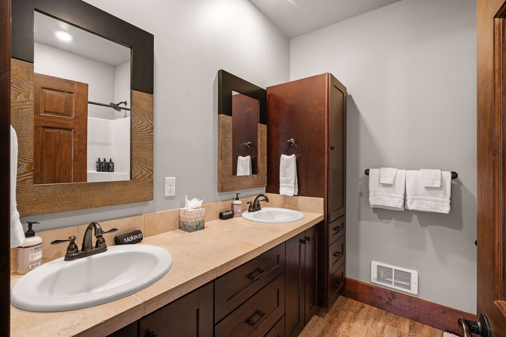 Upstairs Full Bath in Landing w. Tub/Shower Combo