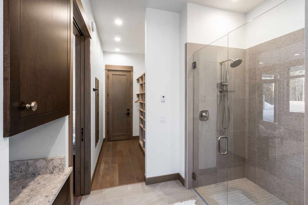 Downstairs Left Guest Room En-Suite Full Bathroom