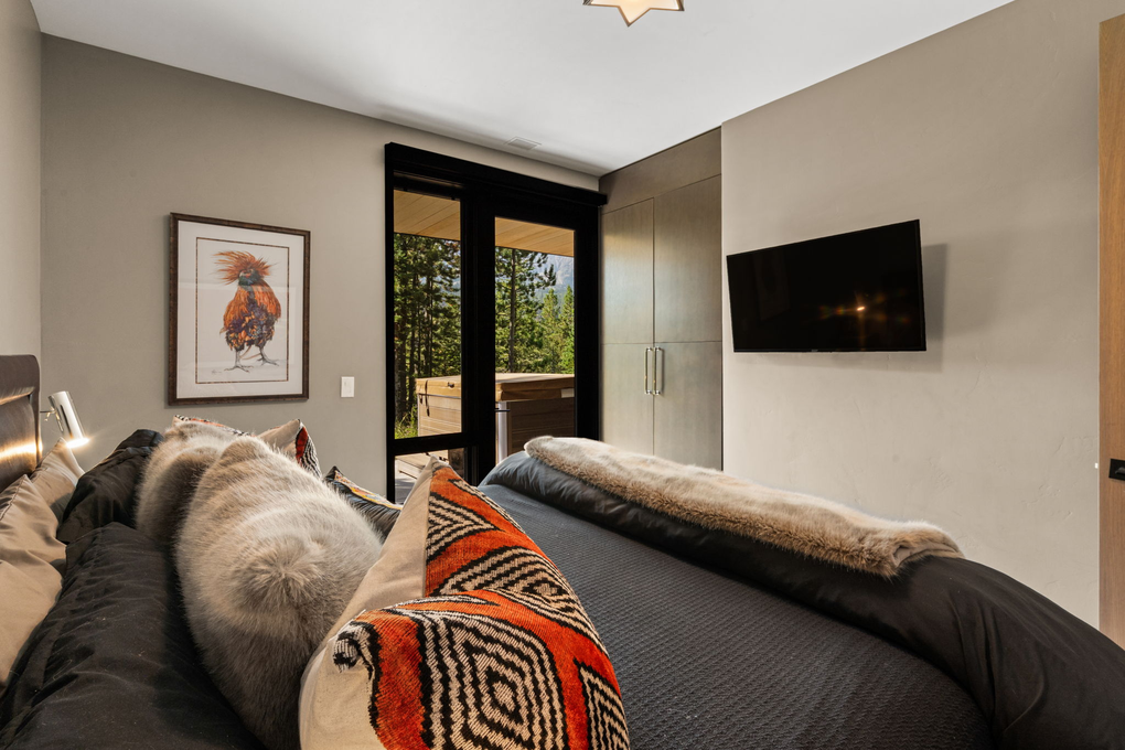 Guest Bedroom 1 w. Hot Tub Access