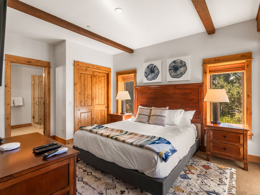 Lower Level Guest Bedroom w. En-Suite