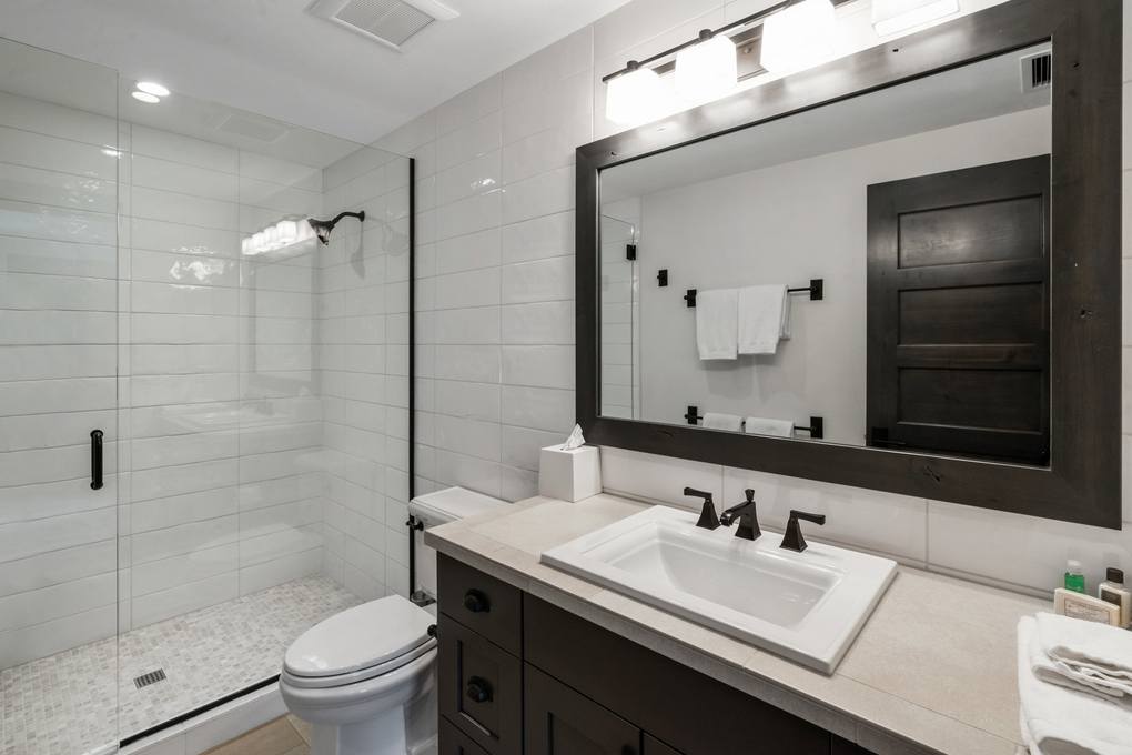 Guest Bedroom 1's En-Suite (second floor)