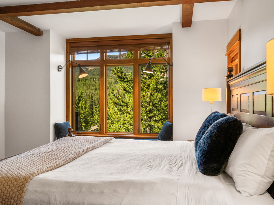 Main Floor Primary w. En-Suite