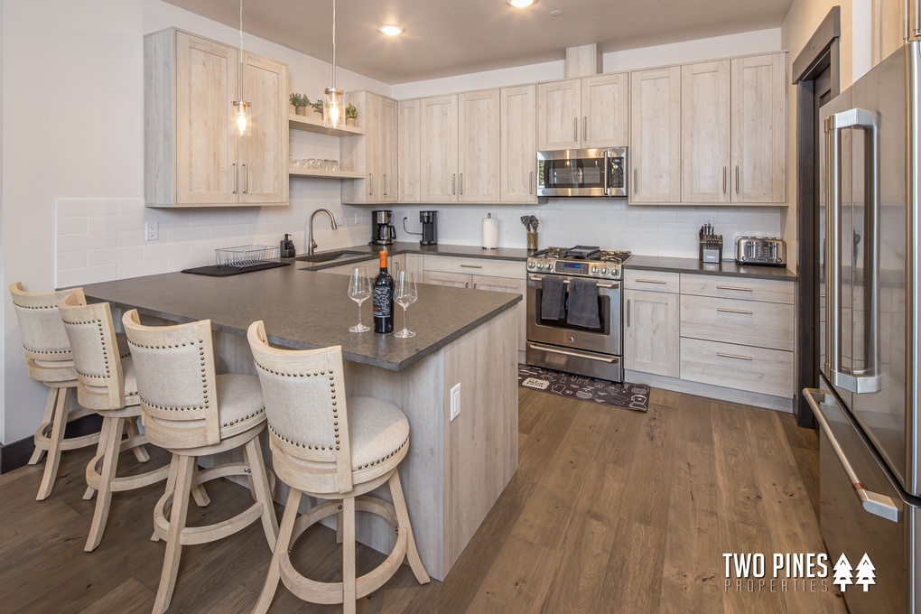 Kitchen - Bar Seating for 4
