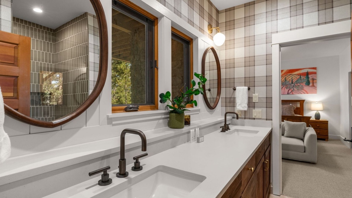 King Room Bathroom