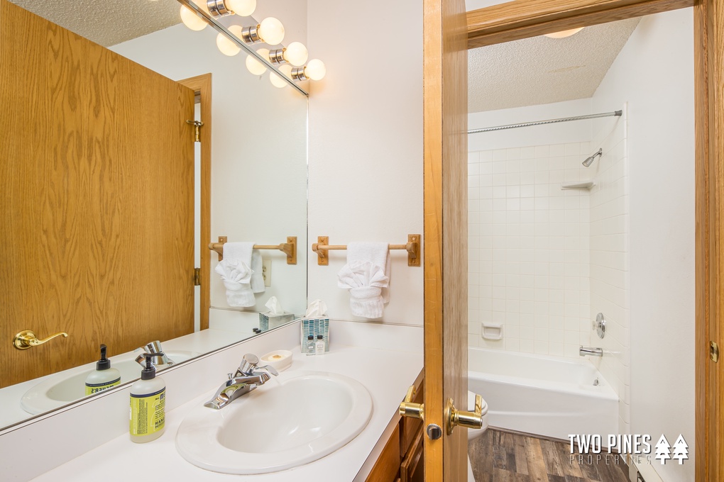 Guest Room En-suite Bathroom with Shower/Tub Duo