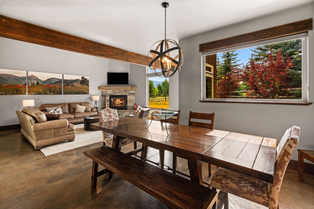 Spacious Dining Room / Living Room