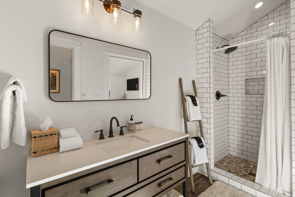 Upstairs Right Guest Bedroom 1 En-Suite Full Bath